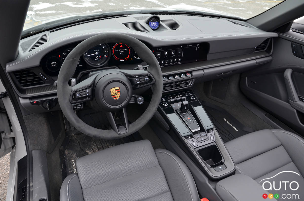 Porsche 911 Carrera 4 GTS Cabriolet 2022, intérieur